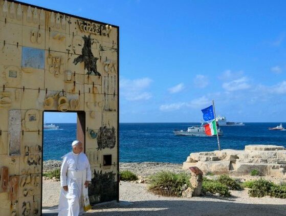 Papa leva esperança à Lampedusa e visita monumento em homenagem a migrantes