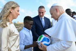 Leonardo, de 11 anos: uma bola me fez parar de chorar, e hoje eu dei uma ao Papa