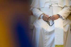 Papa: implorar piedade e não se acusar mutuamente nos conflitos