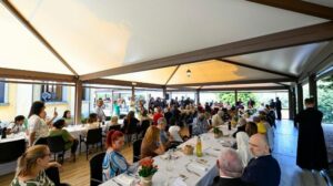 Papa almoça com os pobres: a fragilidade como força para as comunidades