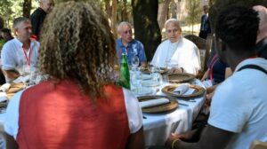 Papa almoça com os pobres: “Temos fome de justiça e de uma Igreja que acolha a todos”