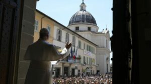 Angelus em Castel Gandolfo: Deus não deixa de acreditar em nós