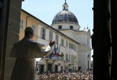 Angelus em Castel Gandolfo: Deus não deixa de acreditar em nós