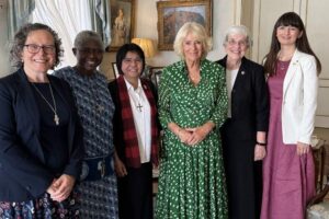 Rainha Camilla ouve o testemunho de religiosas católicas que atuam nas linhas de frente ao redor do mundo