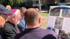 Gallagher visita locais bombardeados em Kiev: “Perseverar na oração de paz”