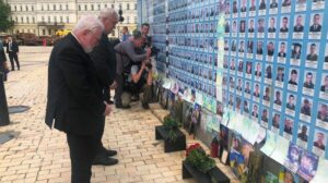 Ucrânia: Gallagher em Maidan no memorial em homenagem às vítimas de 2014 e da guerra