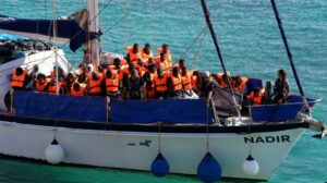Migrantes: OIM anuncia 3.000 repatriações; novos desembarques em Lampedusa