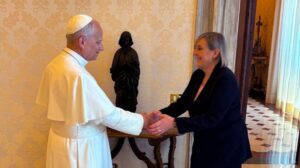 Após 47 anos, se aposenta a mulher que “fez voar” quatro Papas e o Vaticano