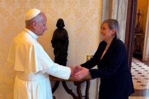 Após 47 anos, se aposenta a mulher que “fez voar” quatro Papas e o Vaticano