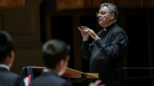 Maestro do Coro do Papa dá palestra em São Paulo, onde estudou e foi cantor