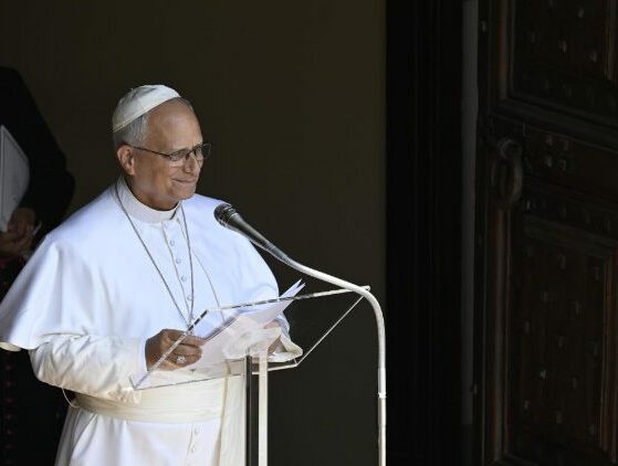 O Papa: a indústria do consumo envenena o coração. Deus nos abre à alegria