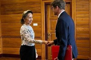 Myanmar, Aung San Suu Kyi reaparece em público: encontro com a Cruz Vermelha