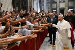 O Papa: redescobrir a oração como dimensão fundamental da nossa humanidade