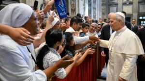 Papa: rezar sempre a Nossa Senhora, compartilhando a vida com Deus e pelo próximo