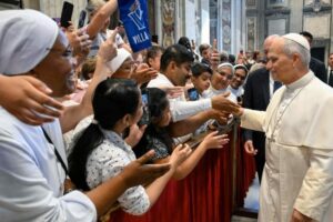 Papa: rezar sempre a Nossa Senhora, compartilhando a vida com Deus e pelo próximo