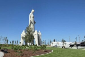 Consagrada na Polônia estátua de Nossa Senhora da Misericódia