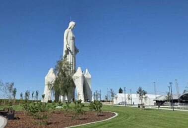 Consagrada na Polônia estátua de Nossa Senhora da Misericódia