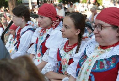 Leão XIV saúda as mulheres de Piekary, na Polônia. Uma tradição que une gerações