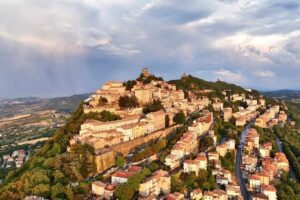 San Marino, Estado acolhedor e comprometido com a paz, diz bispo