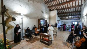 Papa reza com as monjas agostinianas no mosteiro em Pennabilli