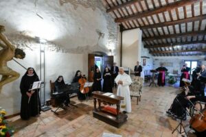 Papa reza com as monjas agostinianas no mosteiro em Pennabilli