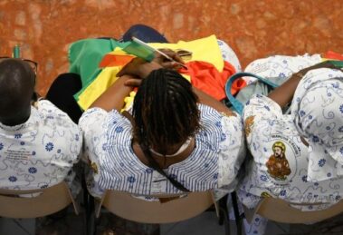 Peregrinos do Senegal e crismados da Itália encontram o Papa na Audiência Geral