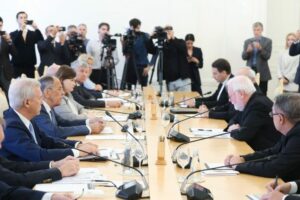 Gallagher: a Santa Sé, uma diplomacia que acredita na paz