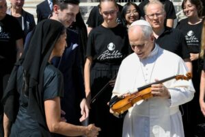No Vaticano, a orquestra juvenil de Salzburgo com os violinos de Mozart