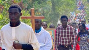 Cinco horas à pé: Igreja leva esperança às comunidades isoladas do interior do Haiti