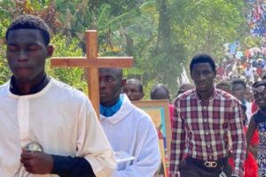 Cinco horas à pé: Igreja leva esperança às comunidades isoladas do interior do Haiti