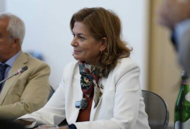 Síria: única mulher entre os ministros segue os passos de seu “mentor” jesuíta
