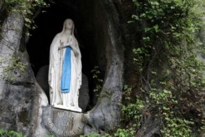Lourdes se prepara para receber Leão XIV: os mais frágeis no coração da Igreja