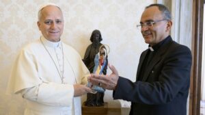 Papa Leão XIV recebe imagem de Nossa Senhora da Amazônia