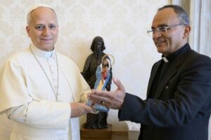 Papa Leão XIV recebe imagem de Nossa Senhora da Amazônia