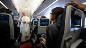 O Papa a caminho de Paris: vou à França para levar uma mensagem de paz ao mundo