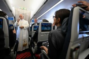 O Papa a caminho de Paris: vou à França para levar uma mensagem de paz ao mundo