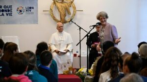 Papa visita centro para migrantes em Paris e ressalta contribuição das mulheres
