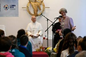 Papa visita centro para migrantes em Paris e ressalta contribuição das mulheres