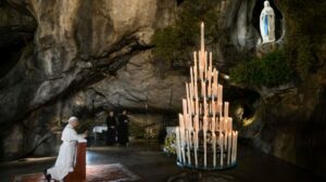 A oração do Papa em Lourdes: banir da sociedade todo ódio e violência