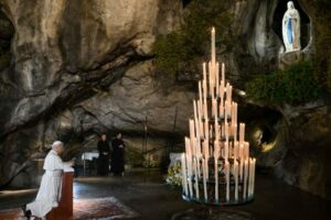 A oração do Papa em Lourdes: banir da sociedade todo ódio e violência