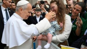 Em um minuto: o primeiro dia do Papa Leão XIV na França