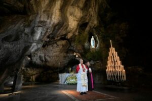 Papa reza o terço em Lourdes: “Corramos com confiança em direção a Maria”