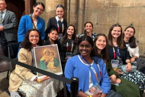 100 anos das Irmãs de Maria: nova geração, com brasileiras, conhece o Papa na França