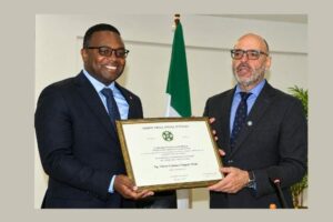 Itália condecora Nelson Moda com Ordem da Estrela de Itália por dedicação à causa da paz