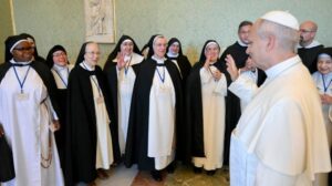O Papa: no silêncio, cultivar a atenção e ser sensível à voz de quem é ignorado