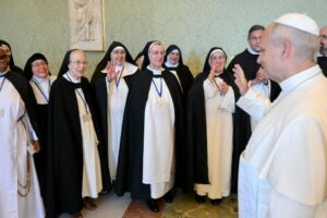 O Papa: no silêncio, cultivar a atenção e ser sensível à voz de quem é ignorado