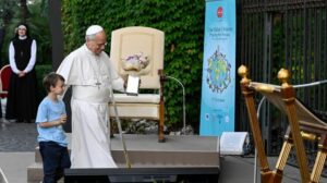 Papa: um milhão de crianças rezam 50 milhões de Ave-Marias pedindo a paz no mundo