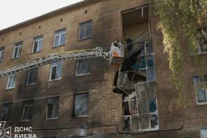 Drone russo atinge escola em Kiev em meio à escalada de ataques contra alvos civis na Ucrânia