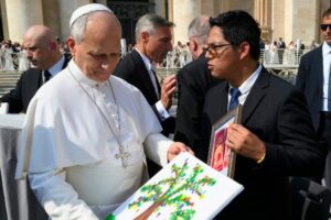 Papa recebe obra “Árvore da Paz” produzida por crianças da Guatemala