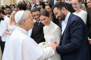 Papa: não tenham medo, Deus chama os jovens ao grande amor do matrimônio